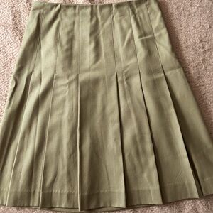Banana Republic Women’s Khaki Pleated Skirt. Size 6